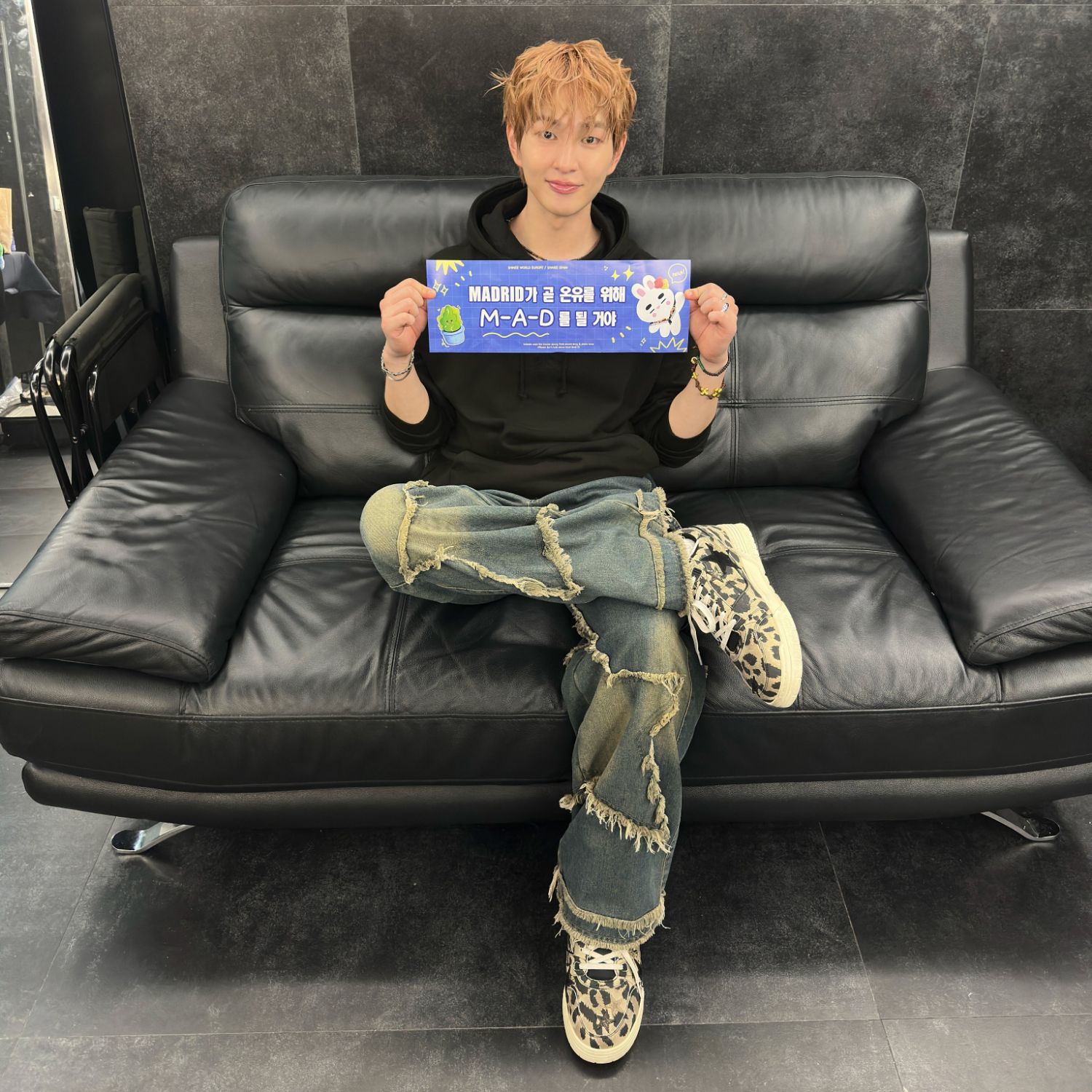 A moment captured by Onew (SHINee)'s fan