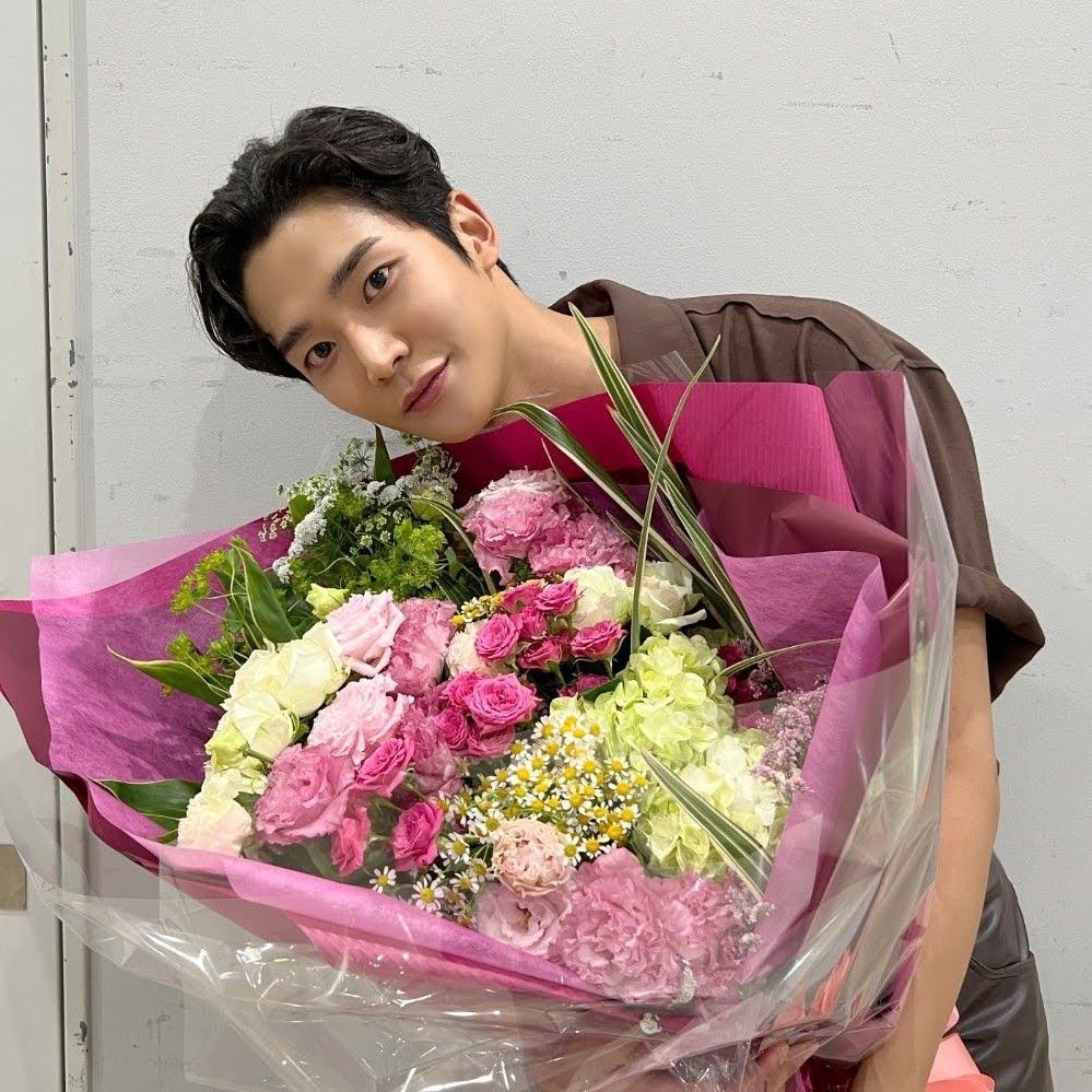 Behind-the-scenes cut of Rowoon