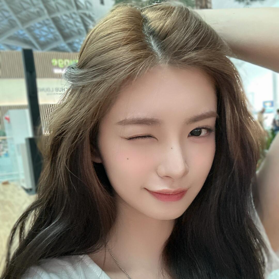 Behind-the-scenes cut of Yiren (EVERGLOW)