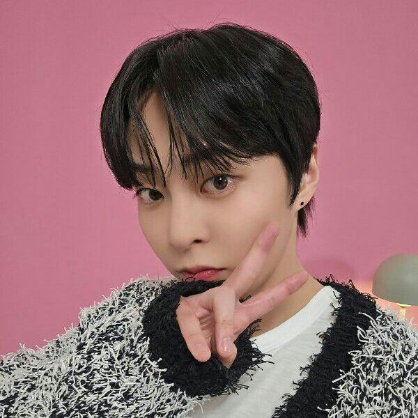 Behind-the-scenes cut of Xiumin (EXO)