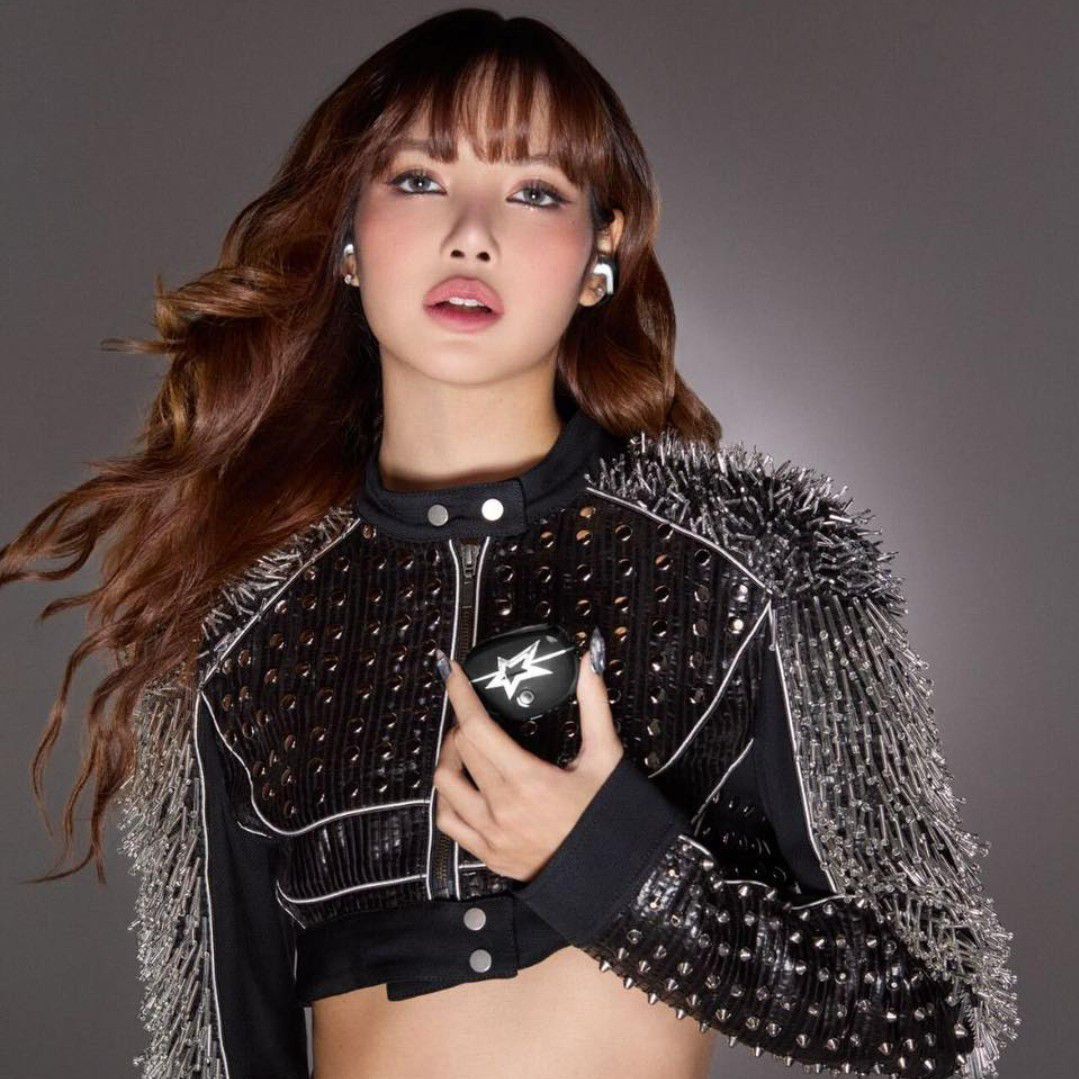 Behind-the-scenes cut of Lisa (BLACKPINK)