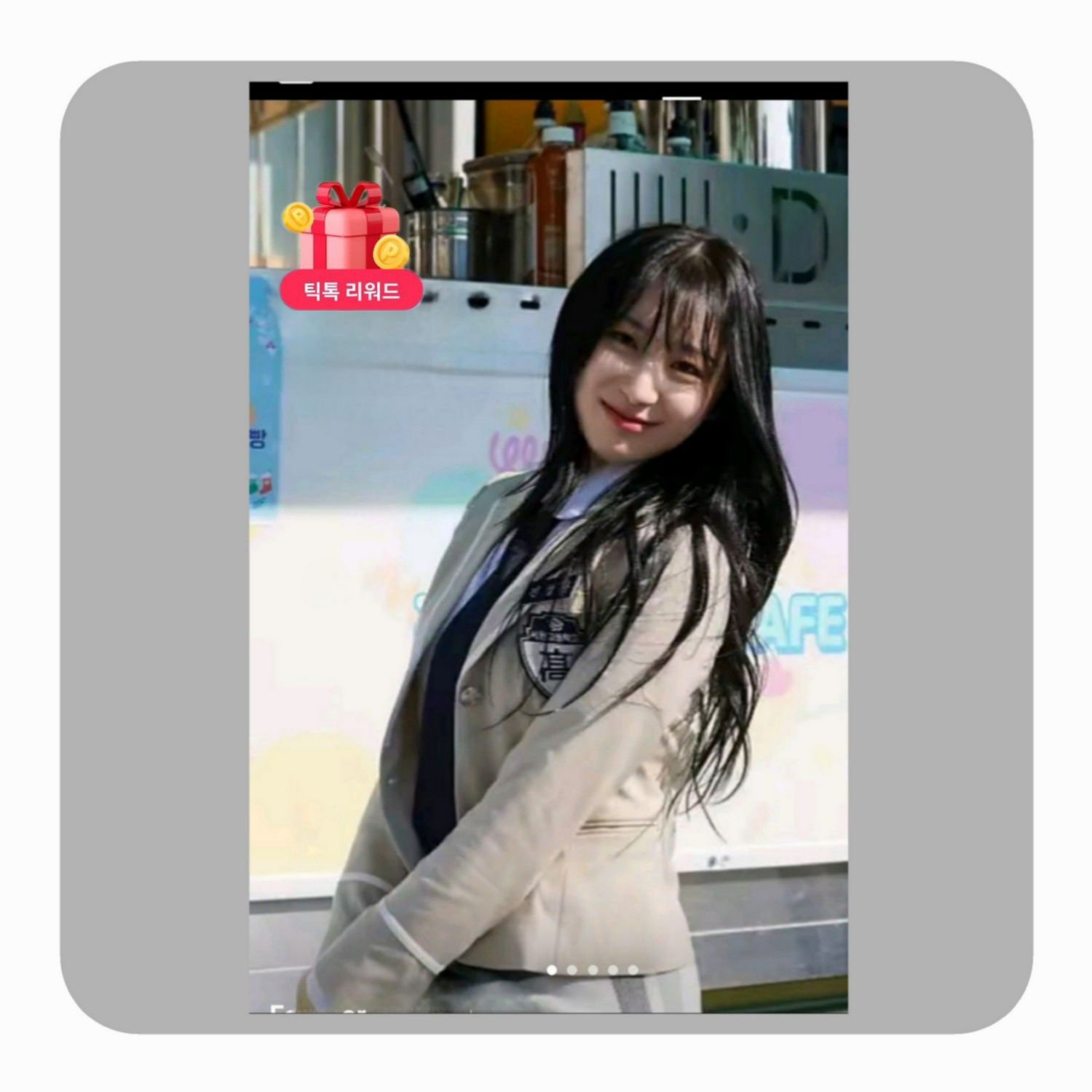 A moment captured by Lee Chaeyeon's fan
