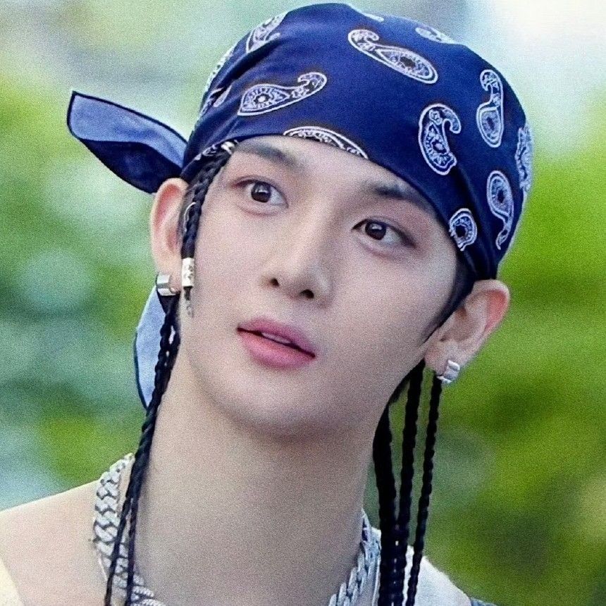 Behind-the-scenes cut of Bae Jinyoung