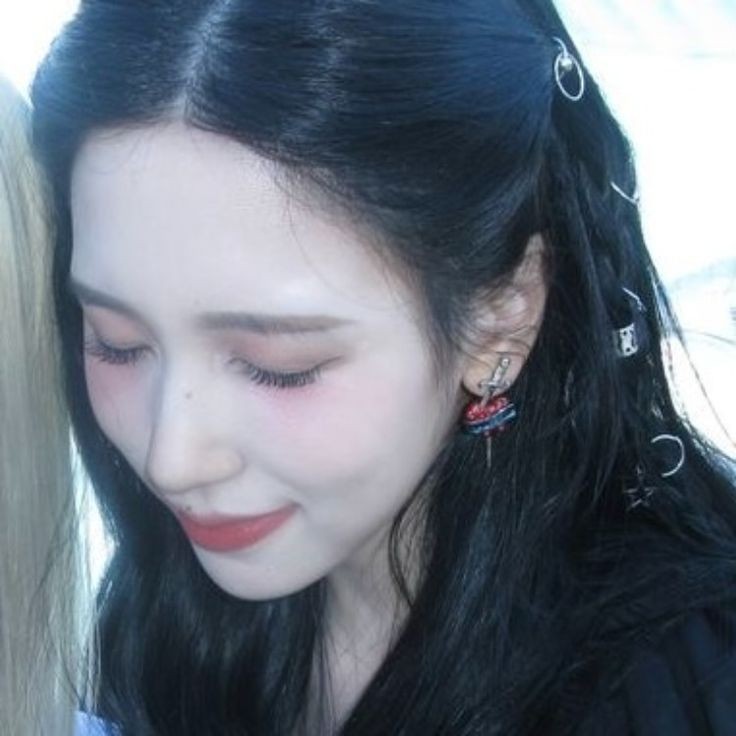 Behind-the-scenes cut of Mina (TWICE)