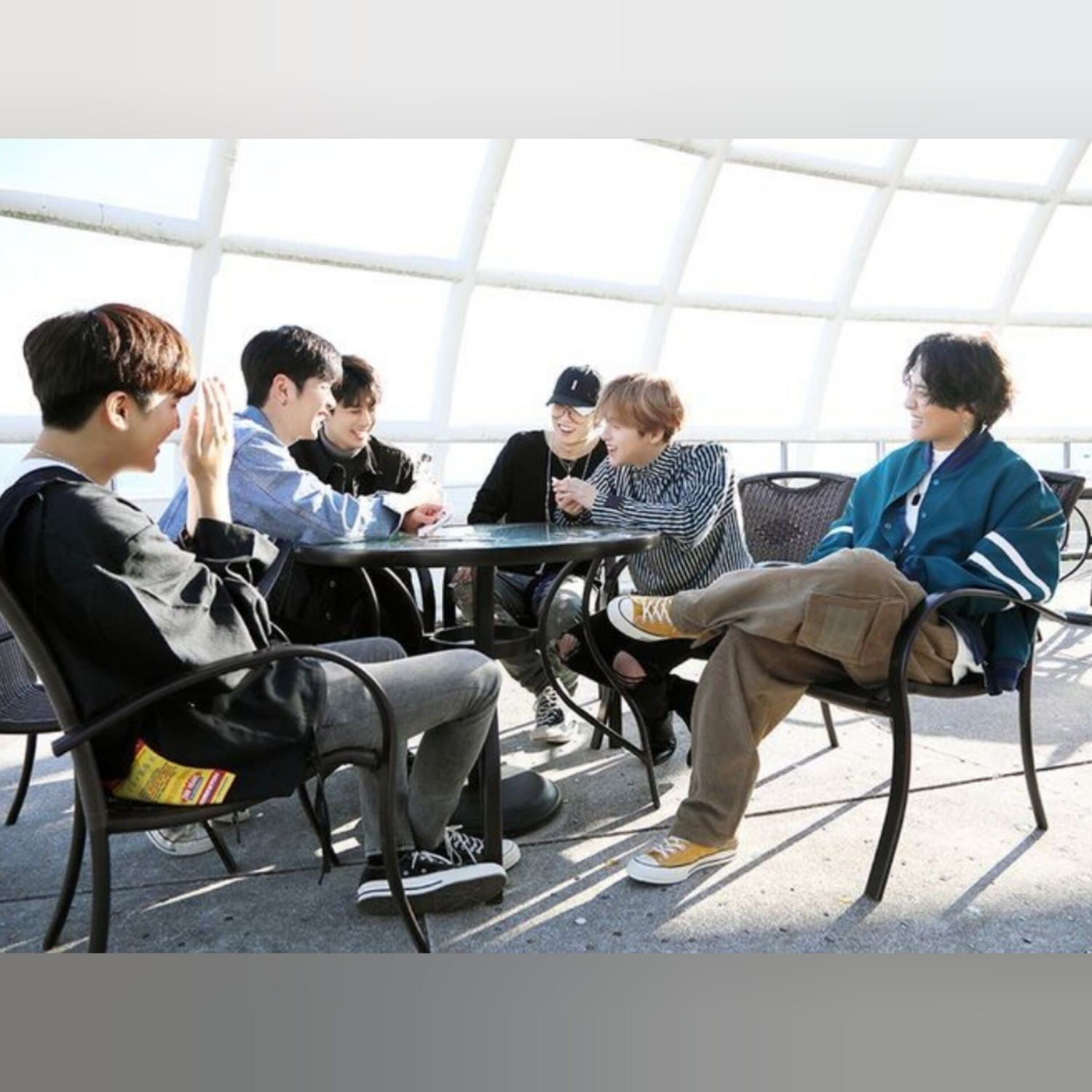 Behind-the-scenes cut of iKON