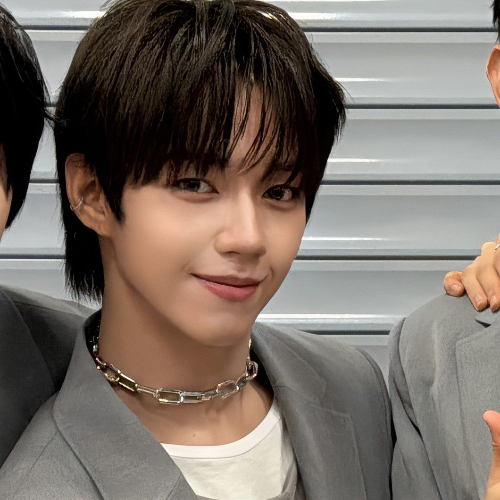 A moment captured by JL (AHOF)'s fan