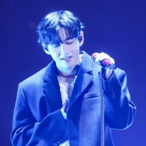 뷔 (방탄소년단)의 최신 사진