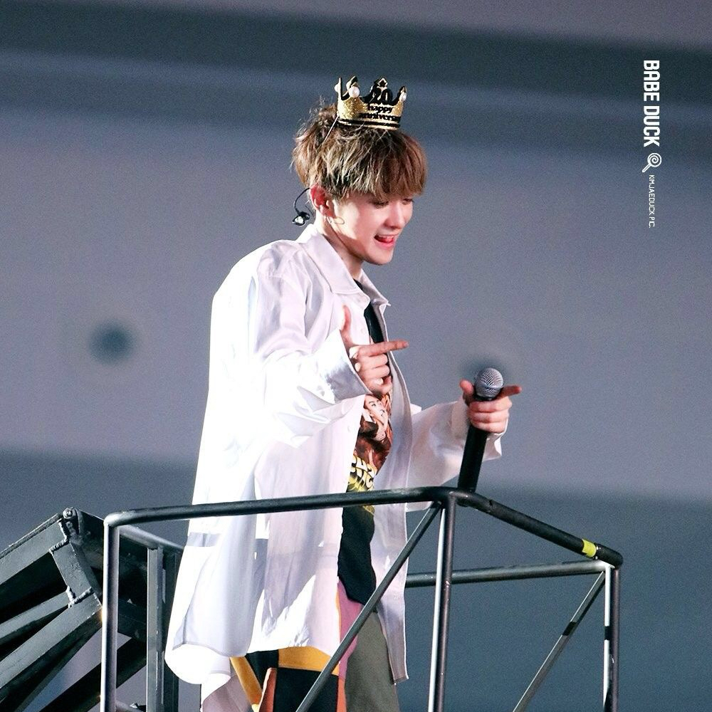 A moment captured by SECHSKIES's fan