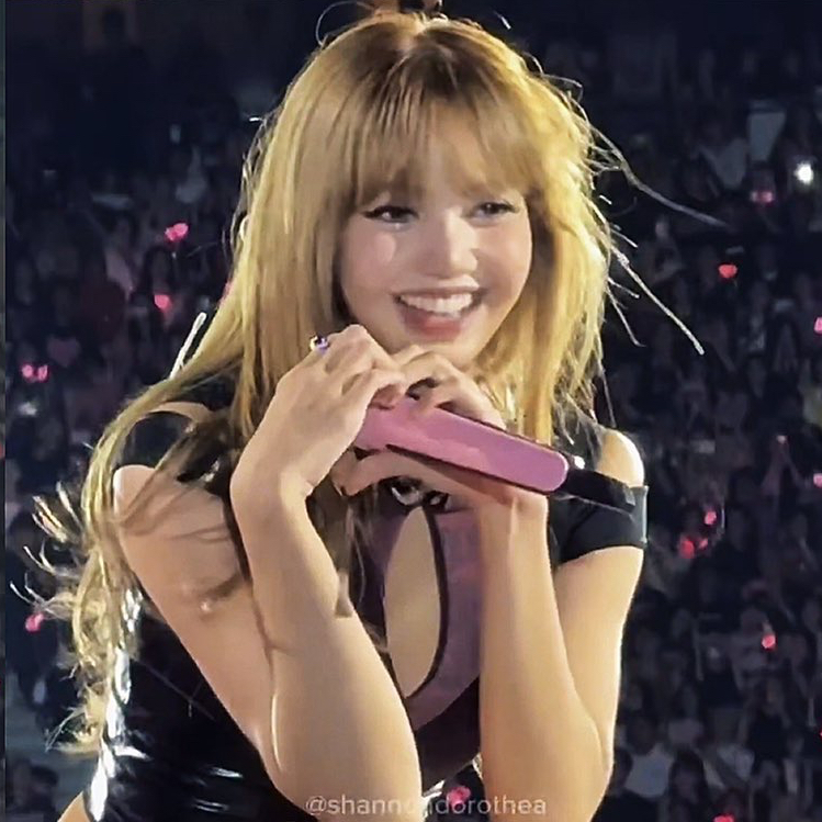 Lisa (BLACKPINK)的最新照片