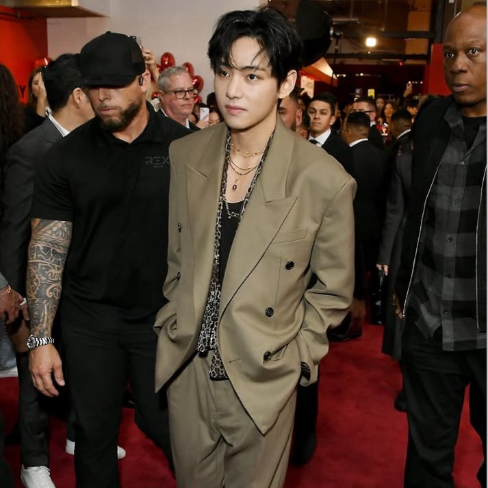 Behind-the-scenes cut of V (BTS)