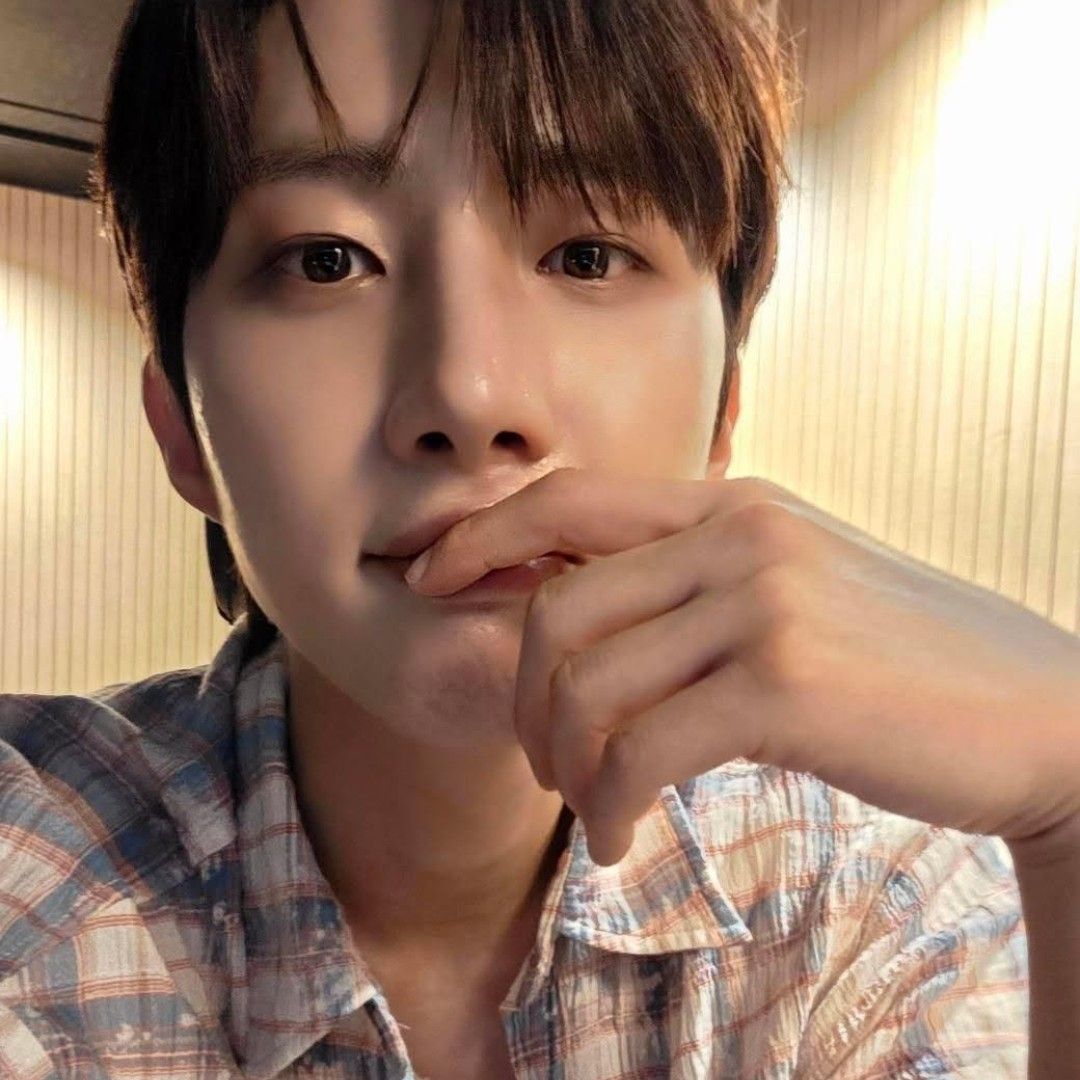 Recent activity shot of Hui (PENTAGON)