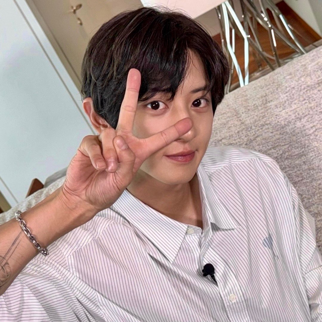 Recent activity shot of Chanyeol (EXO)