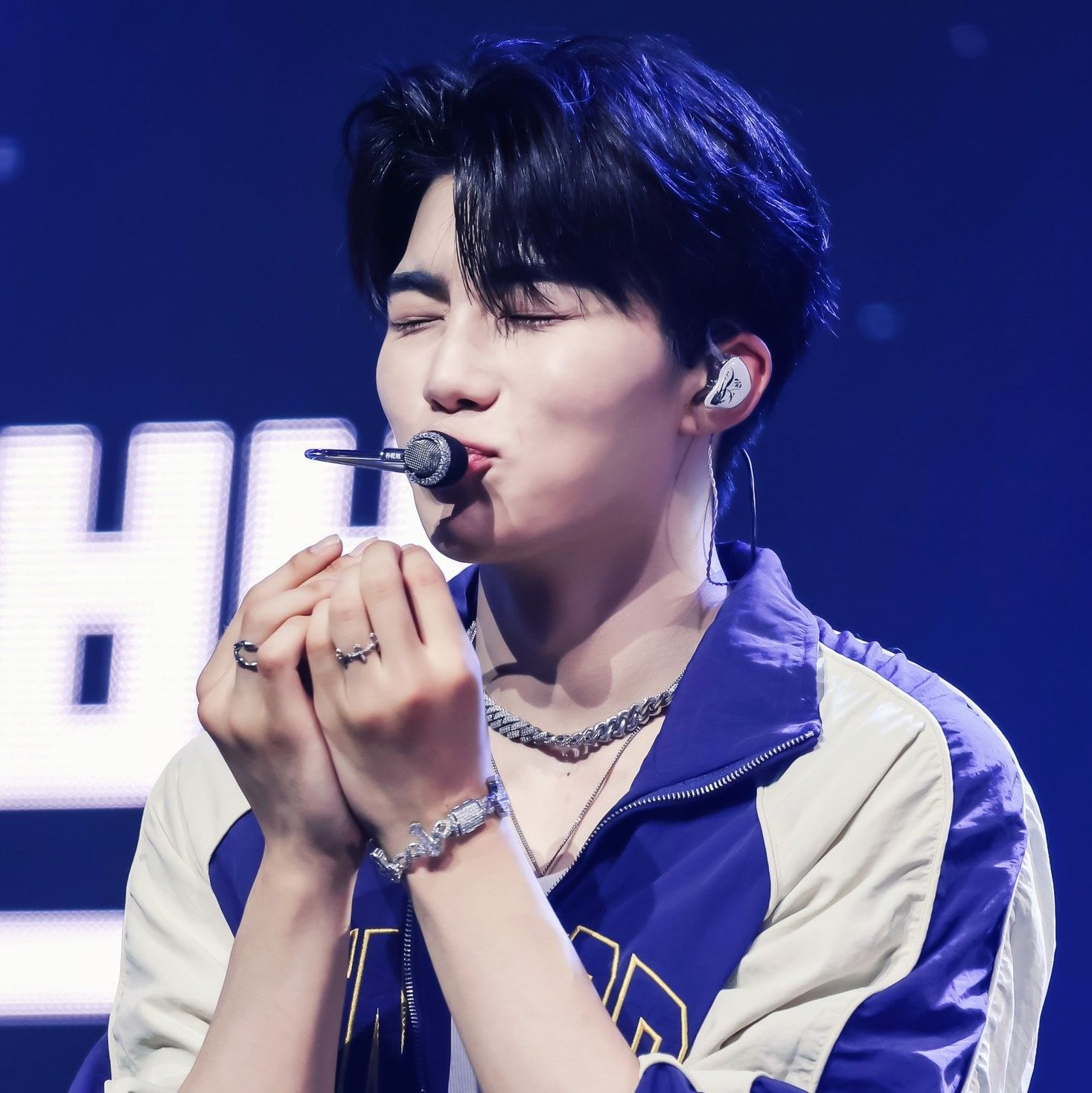 A moment captured by Park Gunwook (ZEROBASEONE)'s fan