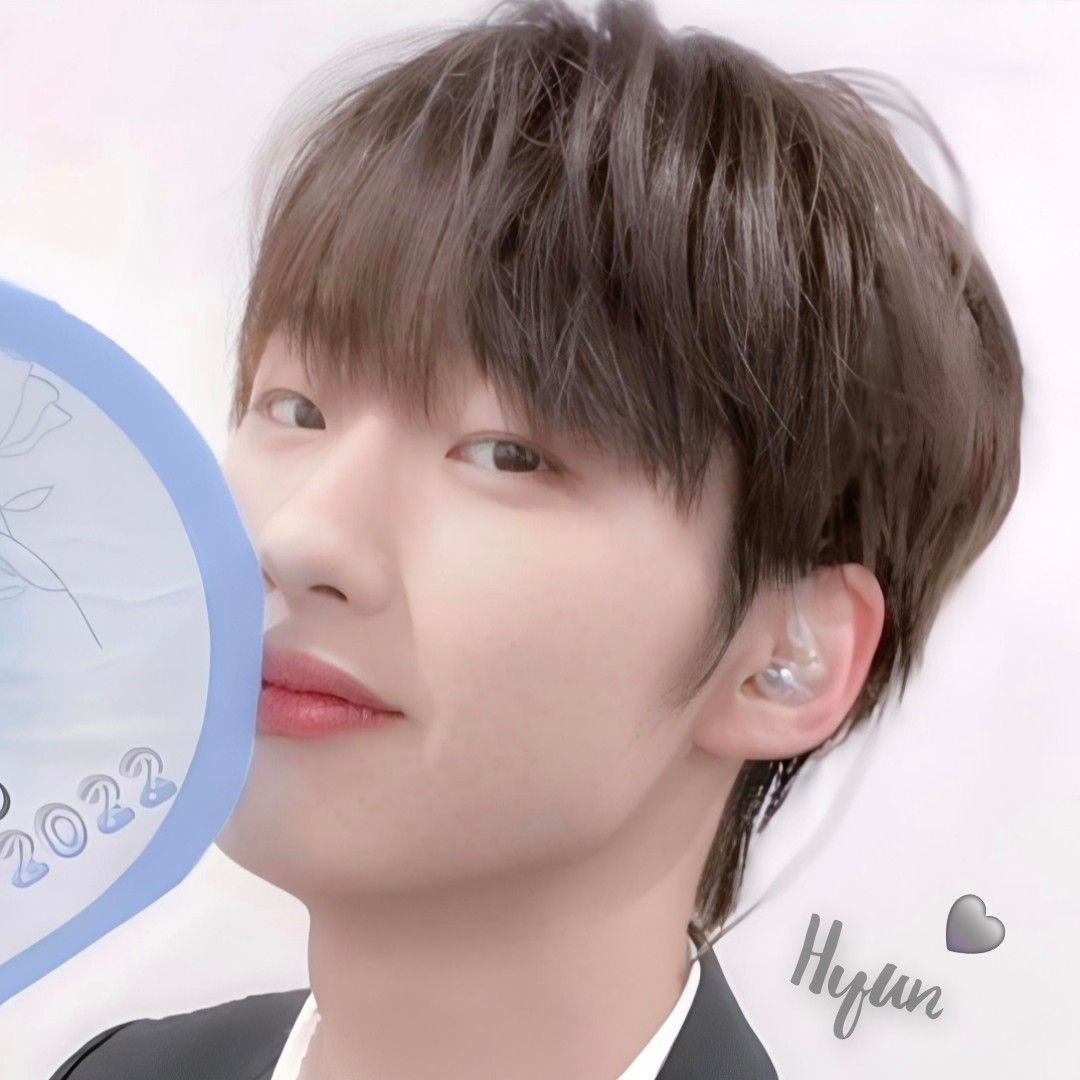 Behind-the-scenes cut of Hyun