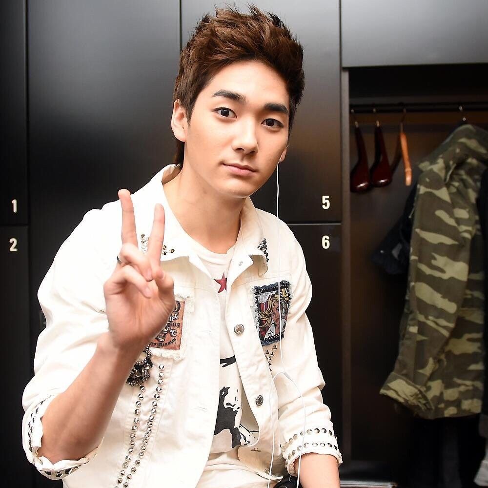 Behind-the-scenes cut of Aron