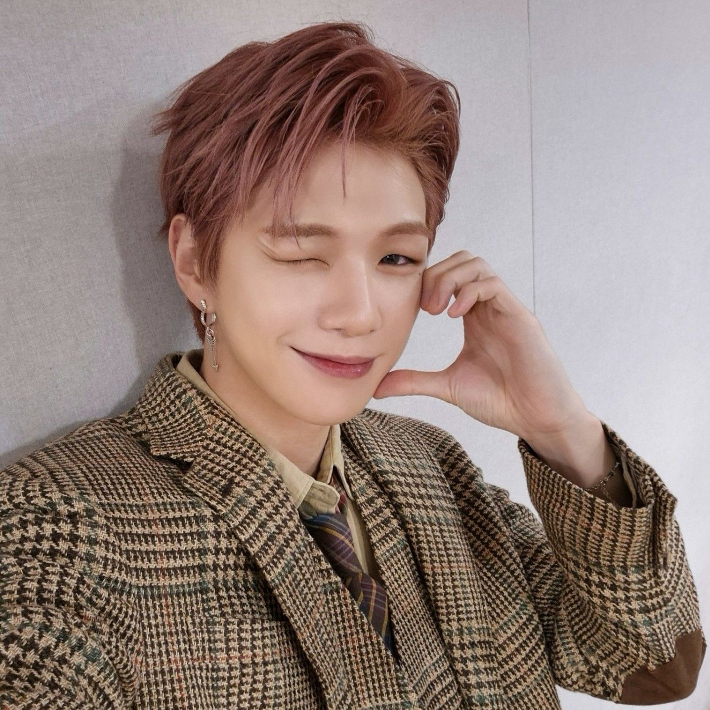 Behind-the-scenes cut of Kang Daniel