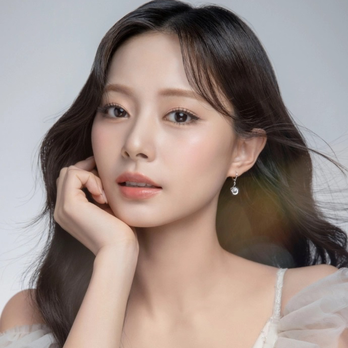 Latest photo of Tzuyu (TWICE)