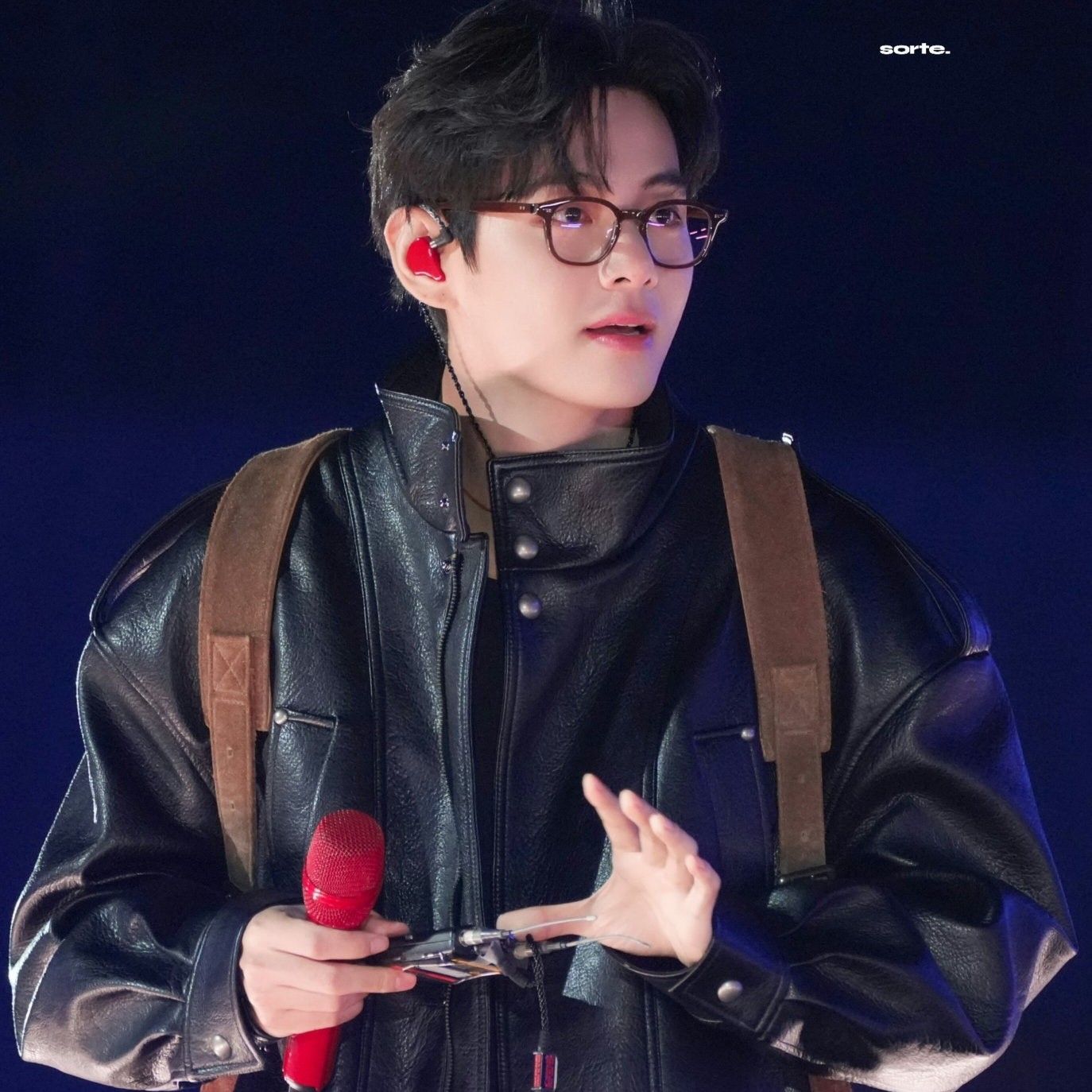 V (BTS)の舞台裏ショット