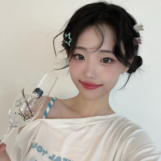 Recent activity shot of Hina (QWER)