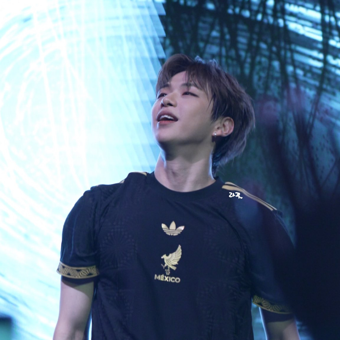 강다니엘의 비하인드 컷
