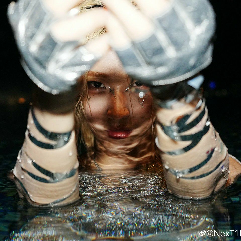 A moment captured by Hu Yetao (NexT1DE)'s fan