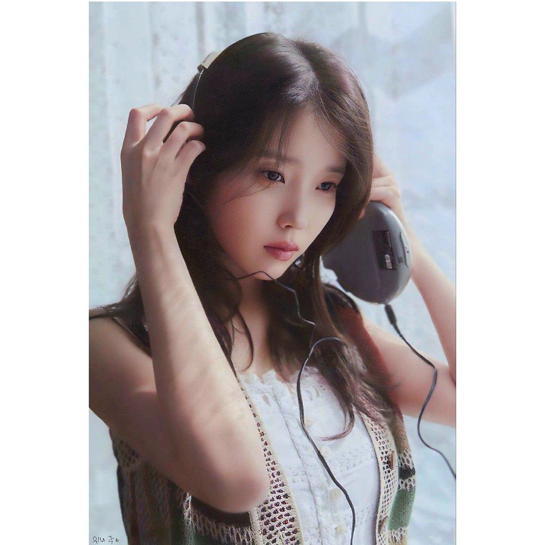 Behind-the-scenes cut of IU