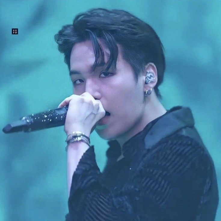 SUGA (防彈少年團)的最新照片