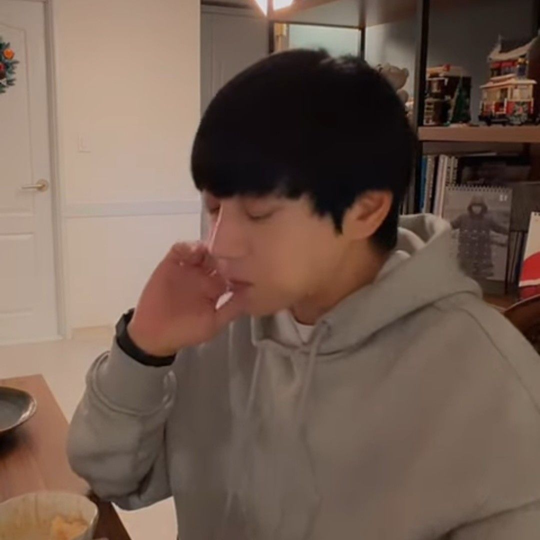 Behind-the-scenes cut of Hwang Chiyeol