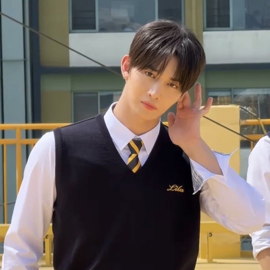 Behind-the-scenes cut of Bae Jinyoung