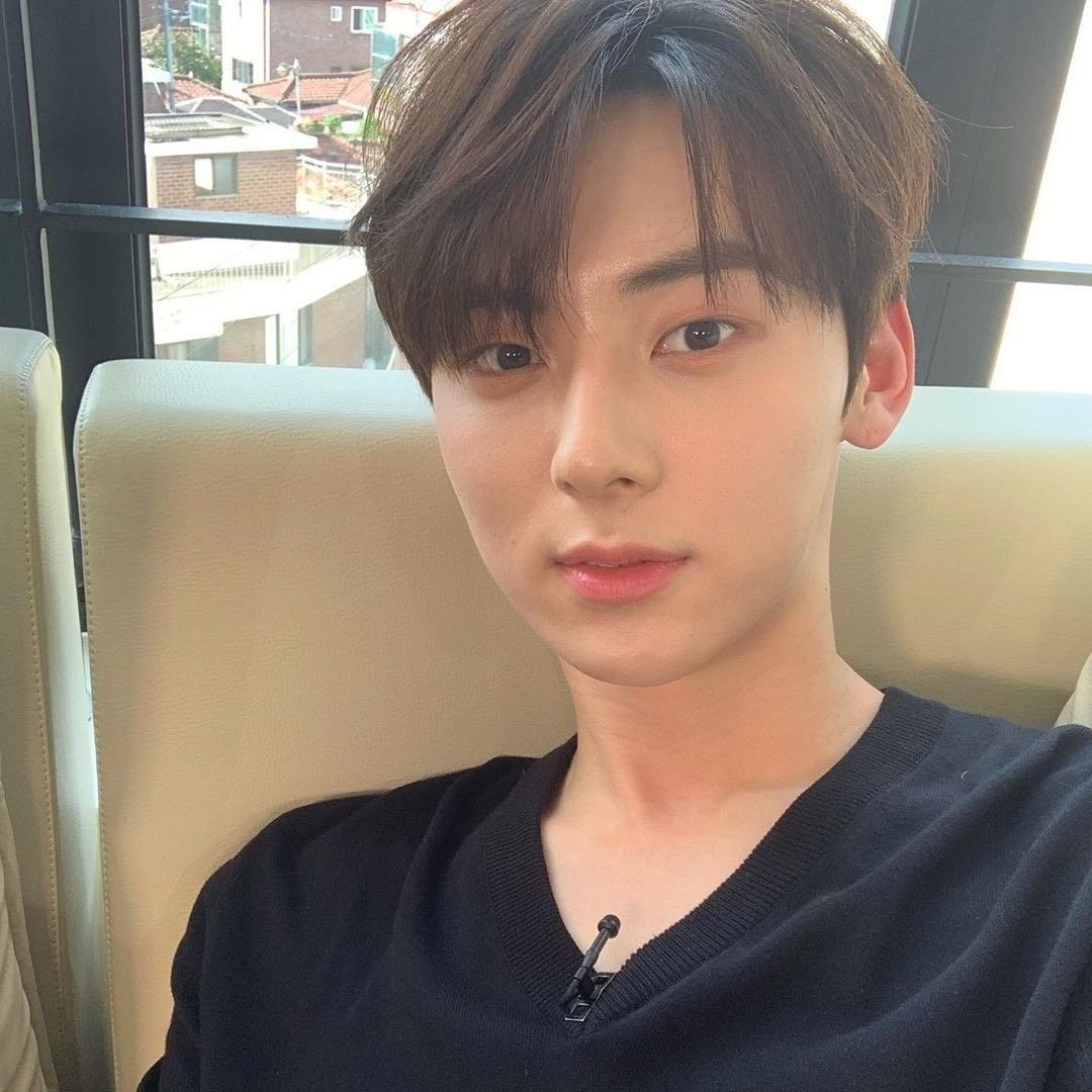 A moment captured by Hwang Minhyun's fan