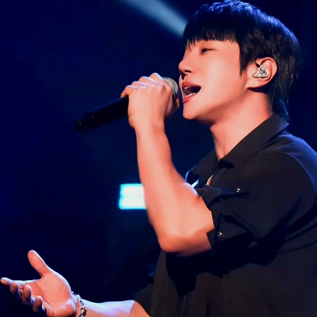 A moment captured by Hwang Chiyeol's fan