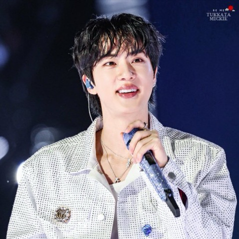 Momen yang diabadikan oleh penggemar Jin (BTS)