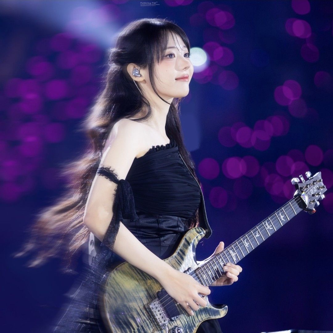 Behind-the-scenes cut of Hina (QWER)