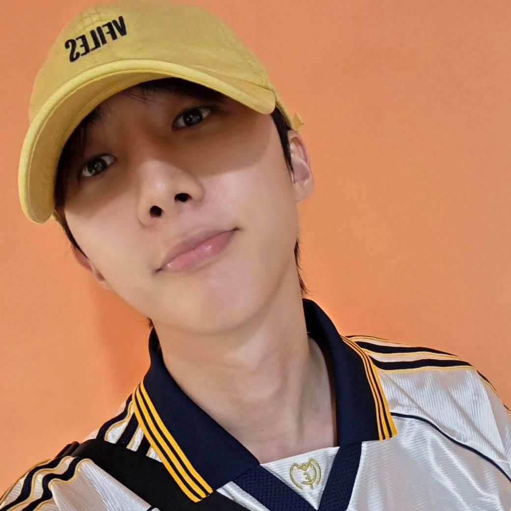A moment captured by Hui (PENTAGON)'s fan