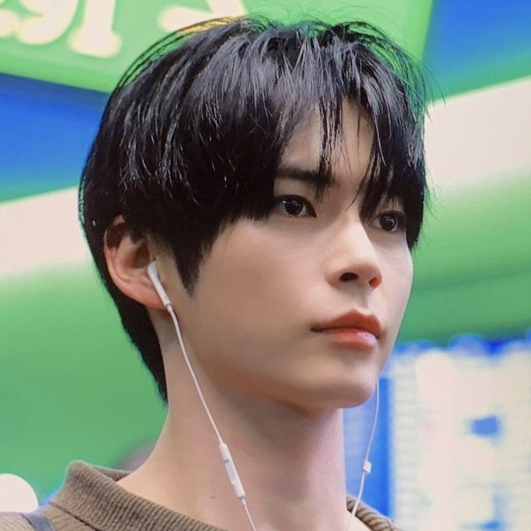 Behind-the-scenes cut of Sung Hanbin (ZEROBASEONE)