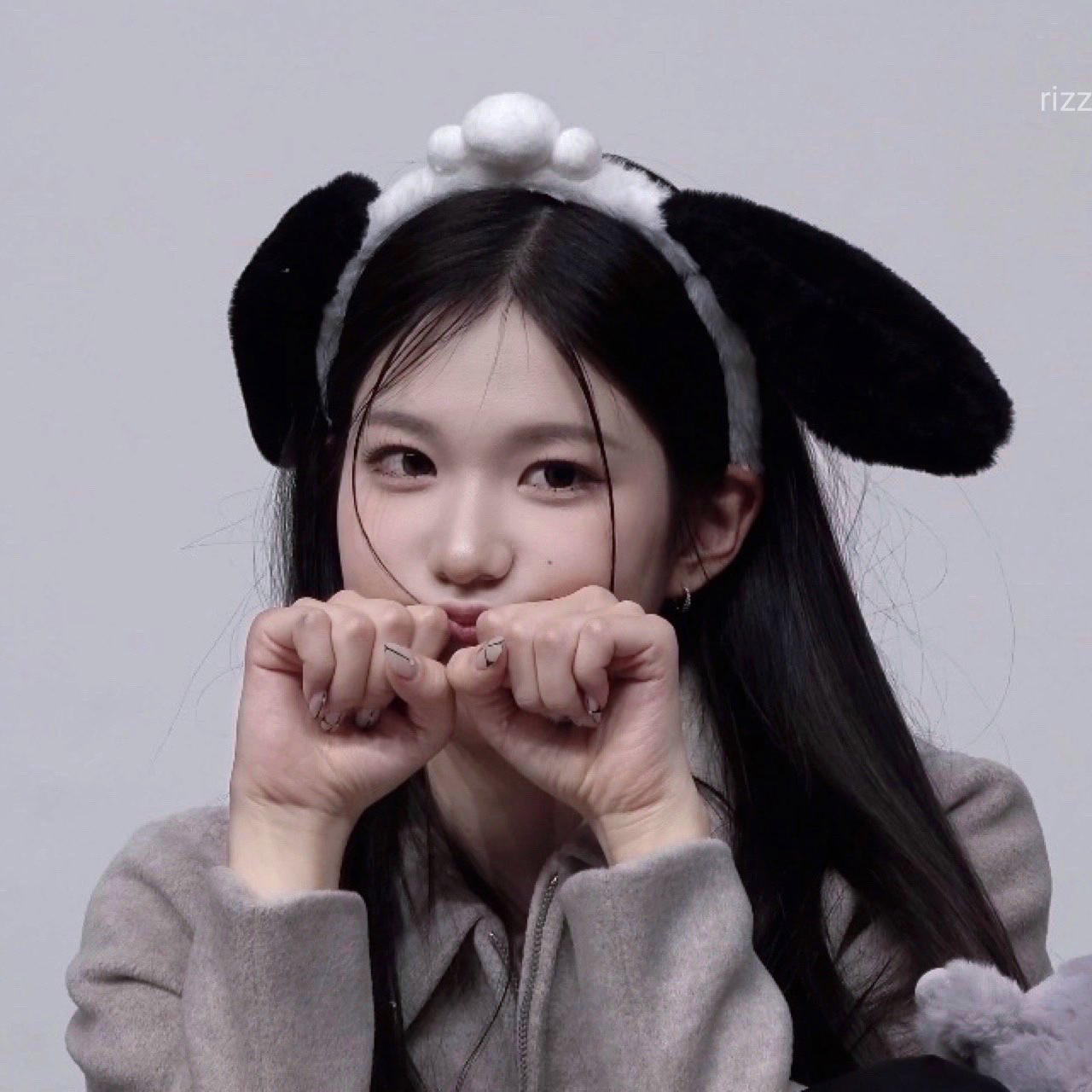 Behind-the-scenes cut of Yoon Jiyoon (izna)