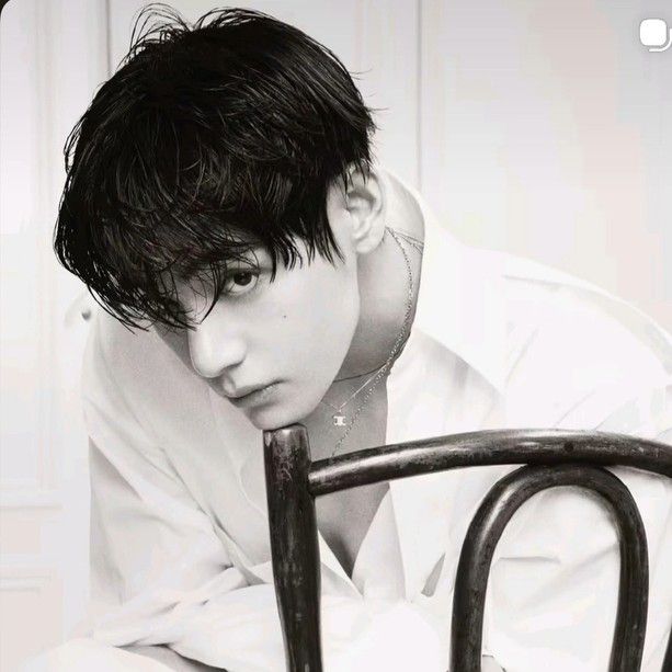 Behind-the-scenes cut of V (BTS)