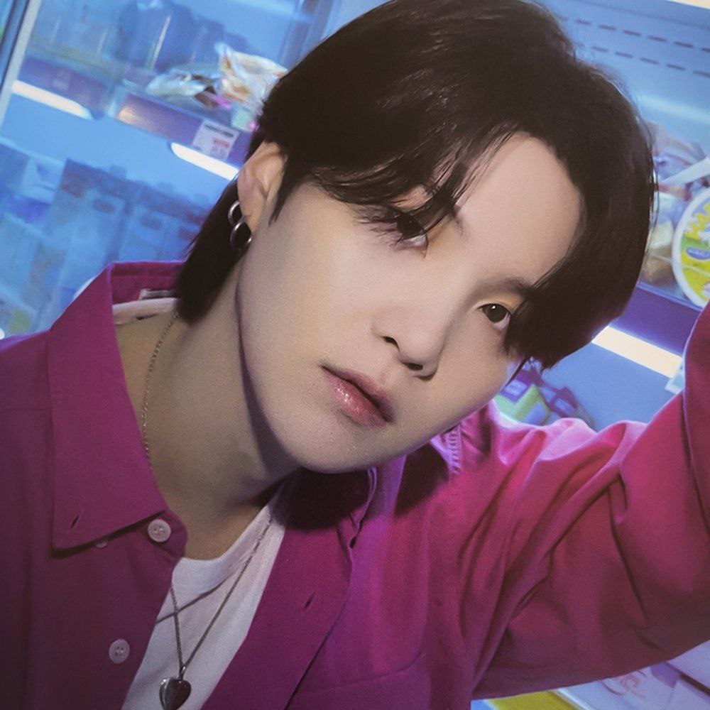 Foto aktivitas terbaru SUGA (BTS)