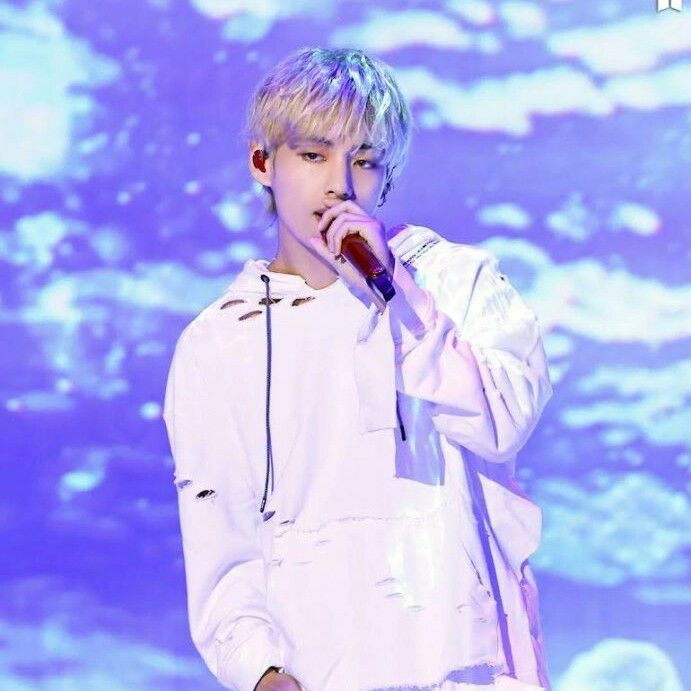 뷔 (방탄소년단)의 최신 사진
