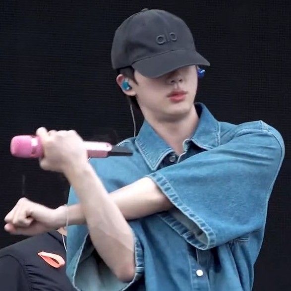 Foto aktivitas terbaru Jin (BTS)