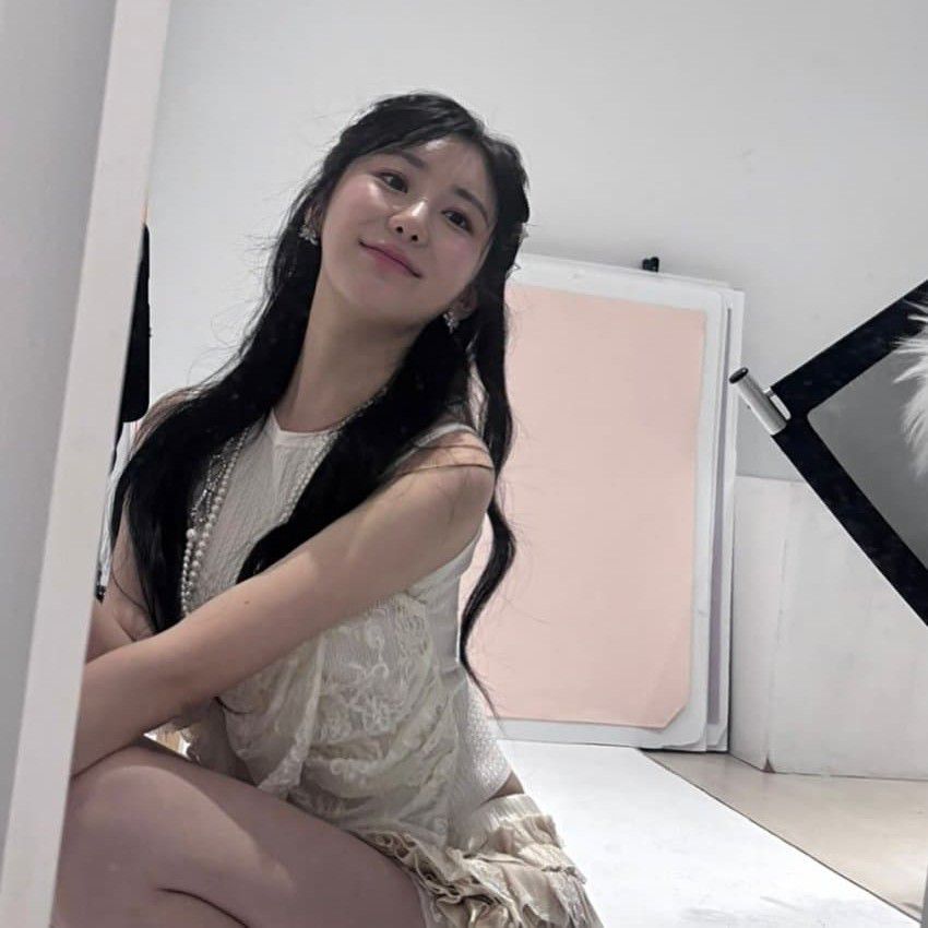 Behind-the-scenes cut of Lee Chaeyeon