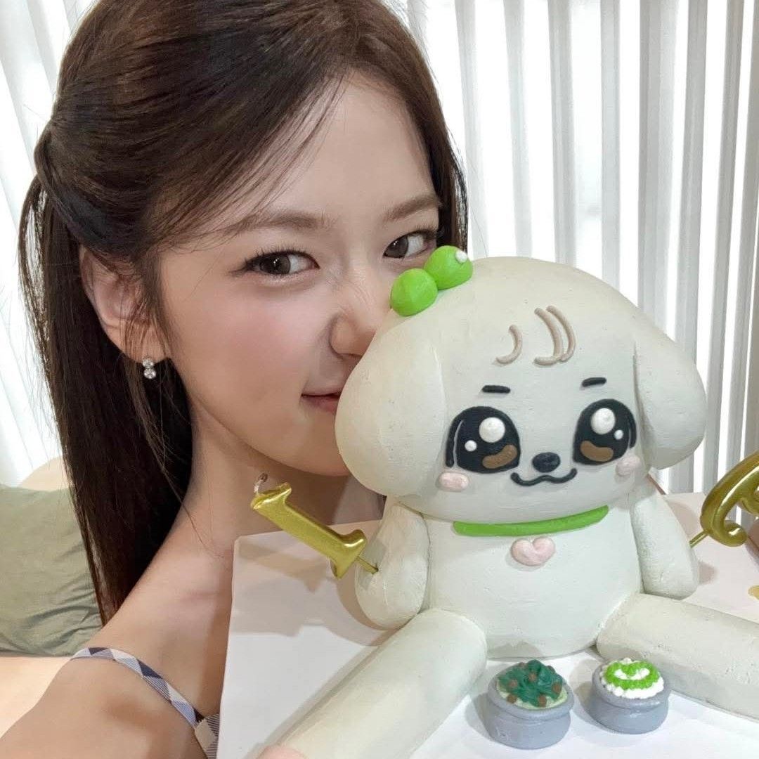 A moment captured by An Yujin (IVE)'s fan