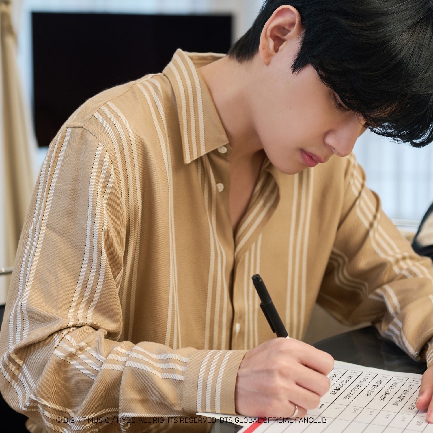 뷔 (방탄소년단)의 최신 사진