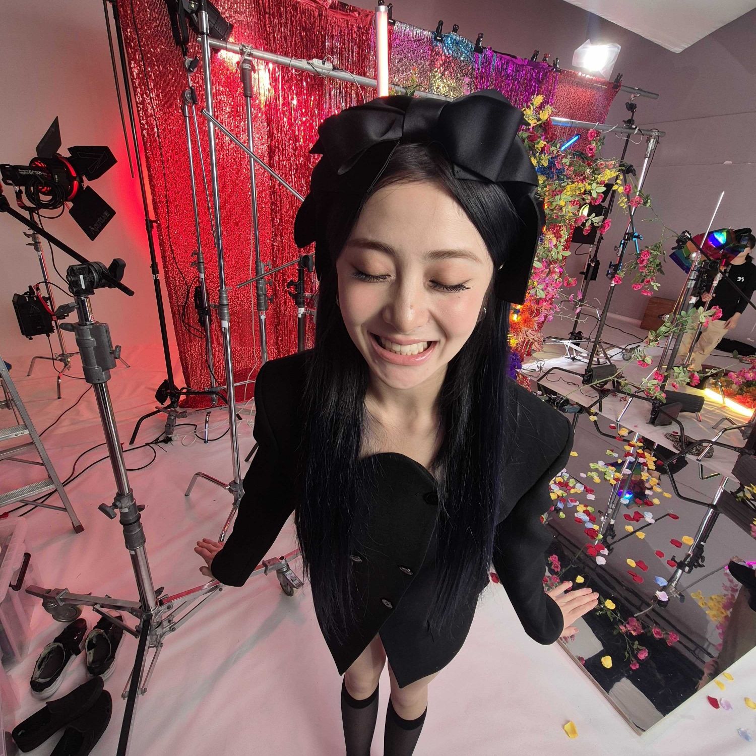 Potret di balik layar Huh Yunjin (LE SSERAFIM)