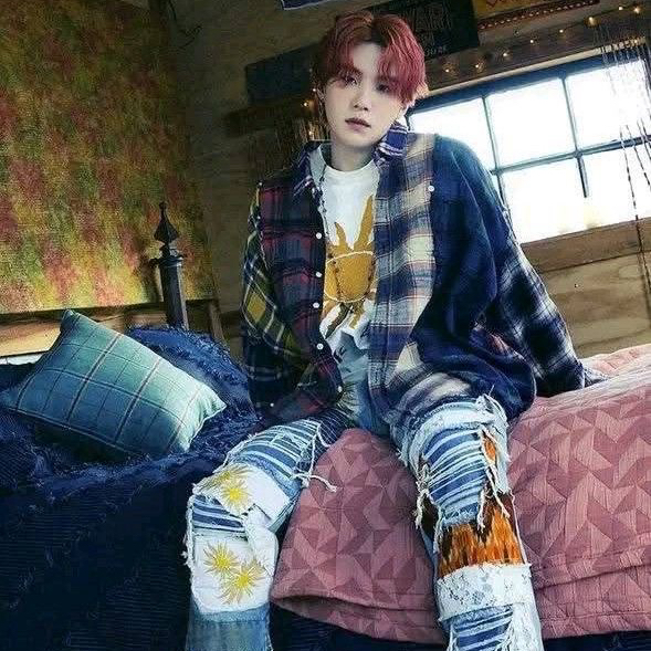 Foto aktivitas terbaru SUGA (BTS)