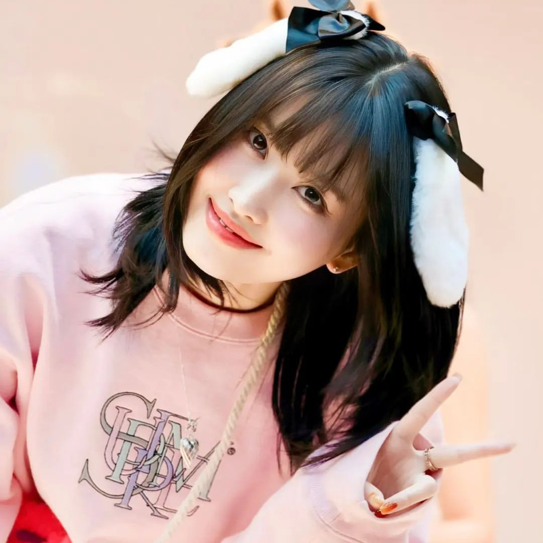 Behind-the-scenes cut of Momo (TWICE)