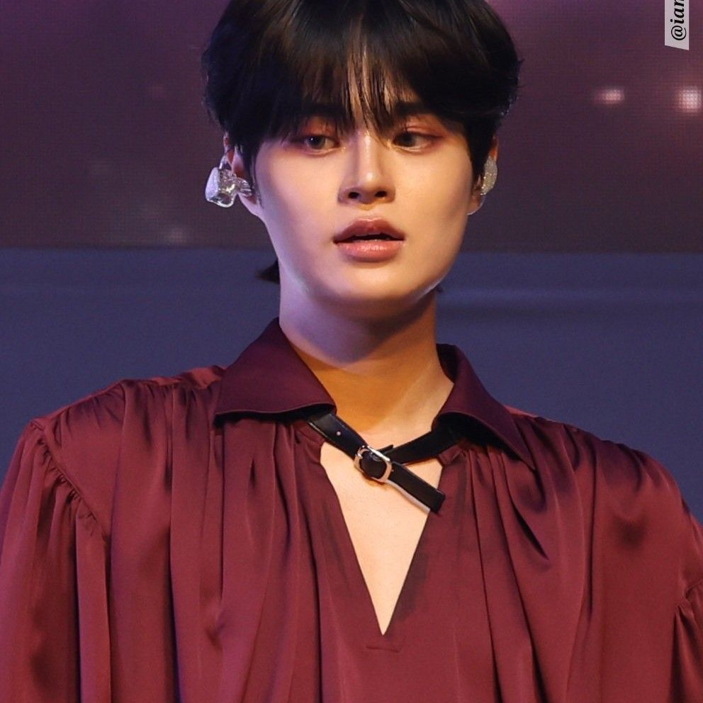 A moment captured by Lee Daehwi (AB6IX)'s fan