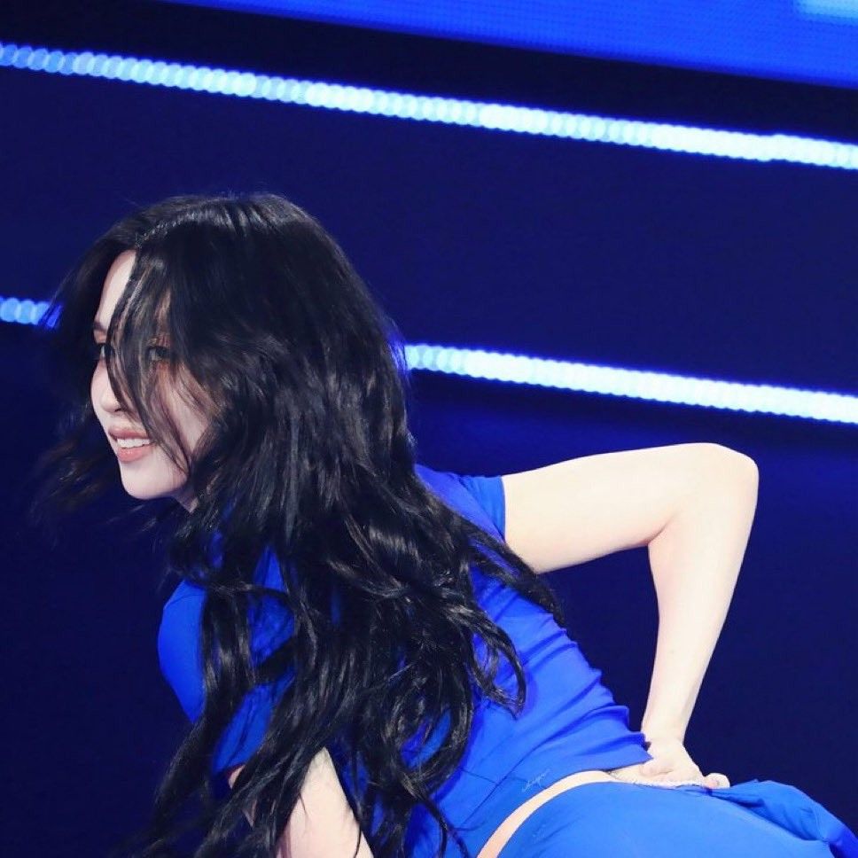 Behind-the-scenes cut of Mina (TWICE)