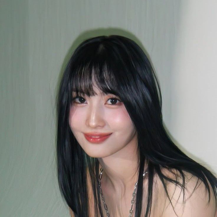Behind-the-scenes cut of Momo (TWICE)