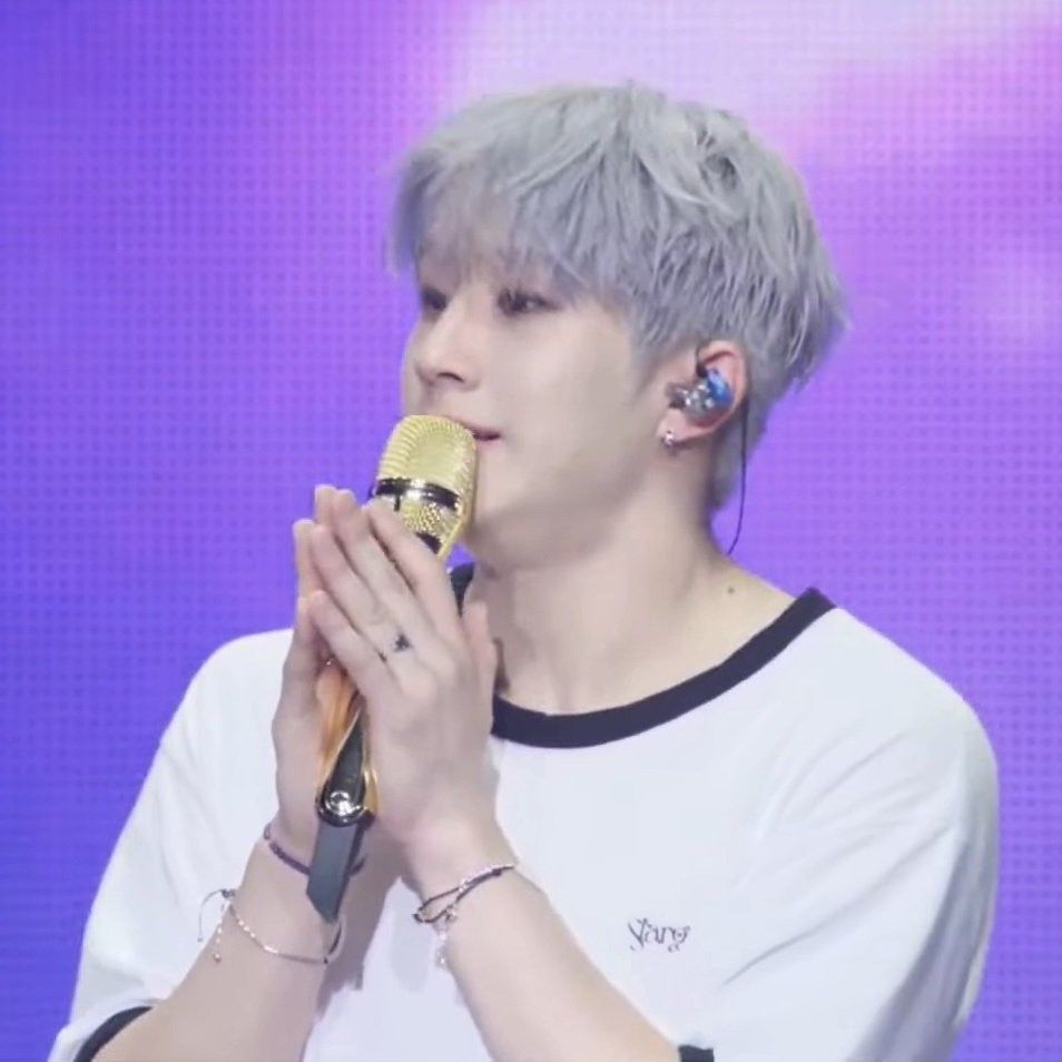 A moment captured by Jinjin (ASTRO)'s fan